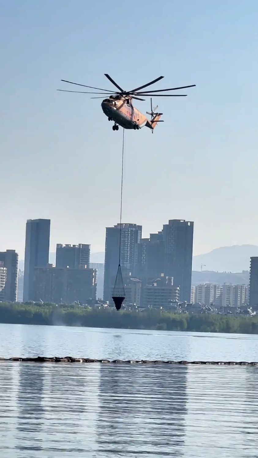 第一视角带你看米26直升机吊水全过程