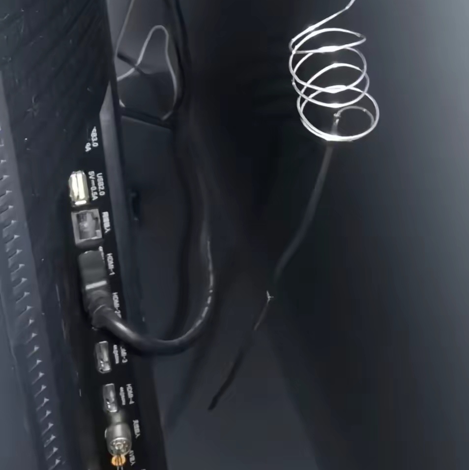 大家只要找来一根电线,把它插进电视的dtmb接口,就能免费接收国家广电