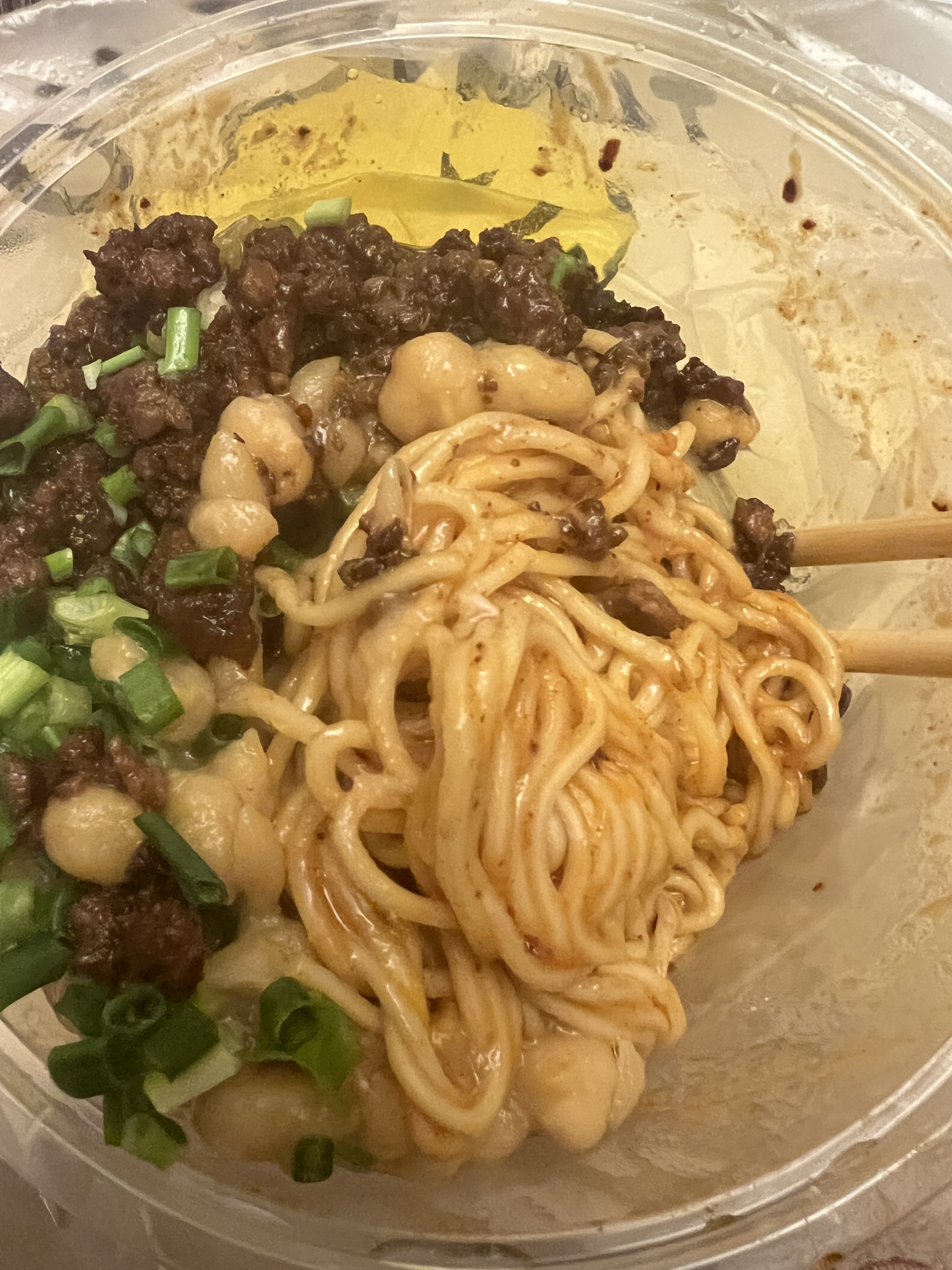 的面馆买面,店里面已经有几个顾客在吃面了,我点了一份精品干拌炸酱面