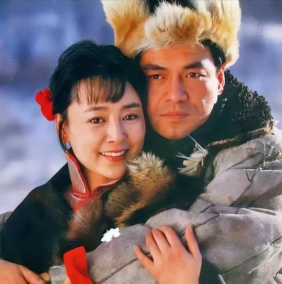 剧照中的两位真般配,年轻的他们"郎才女貌",天生一对的既视感!