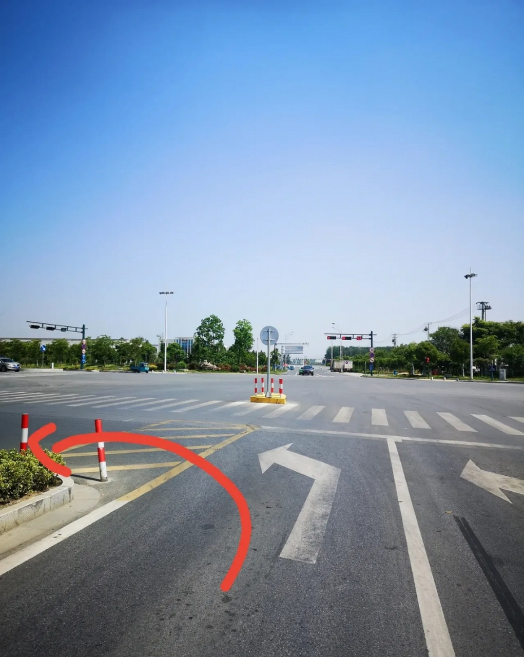 我前面一辆车,直接沿着我画的红色箭头掉头了,而且红绿灯左转是红 !!