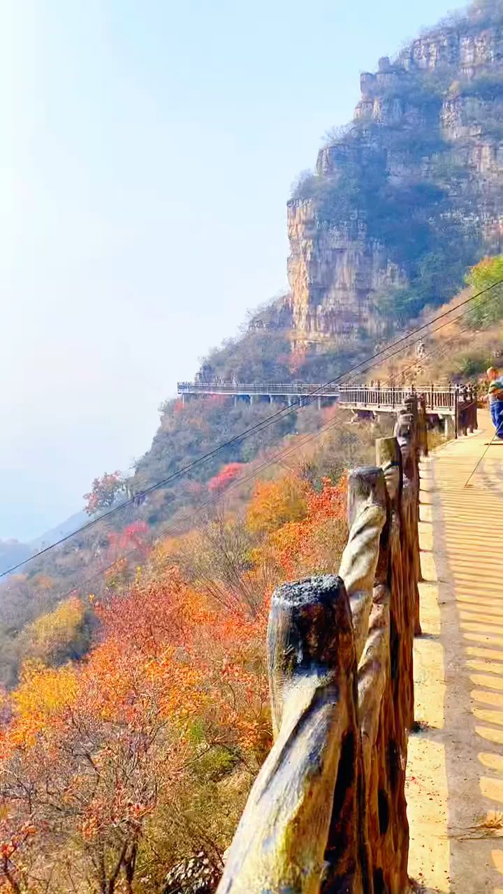 唐县鹤峪口栈道观看红叶正当时.