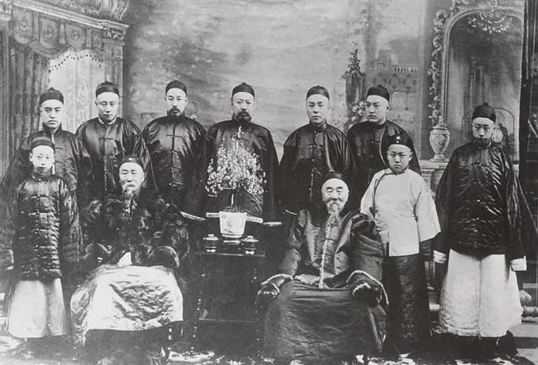 李鸿章与兄长李瀚章及子孙们一起合照.