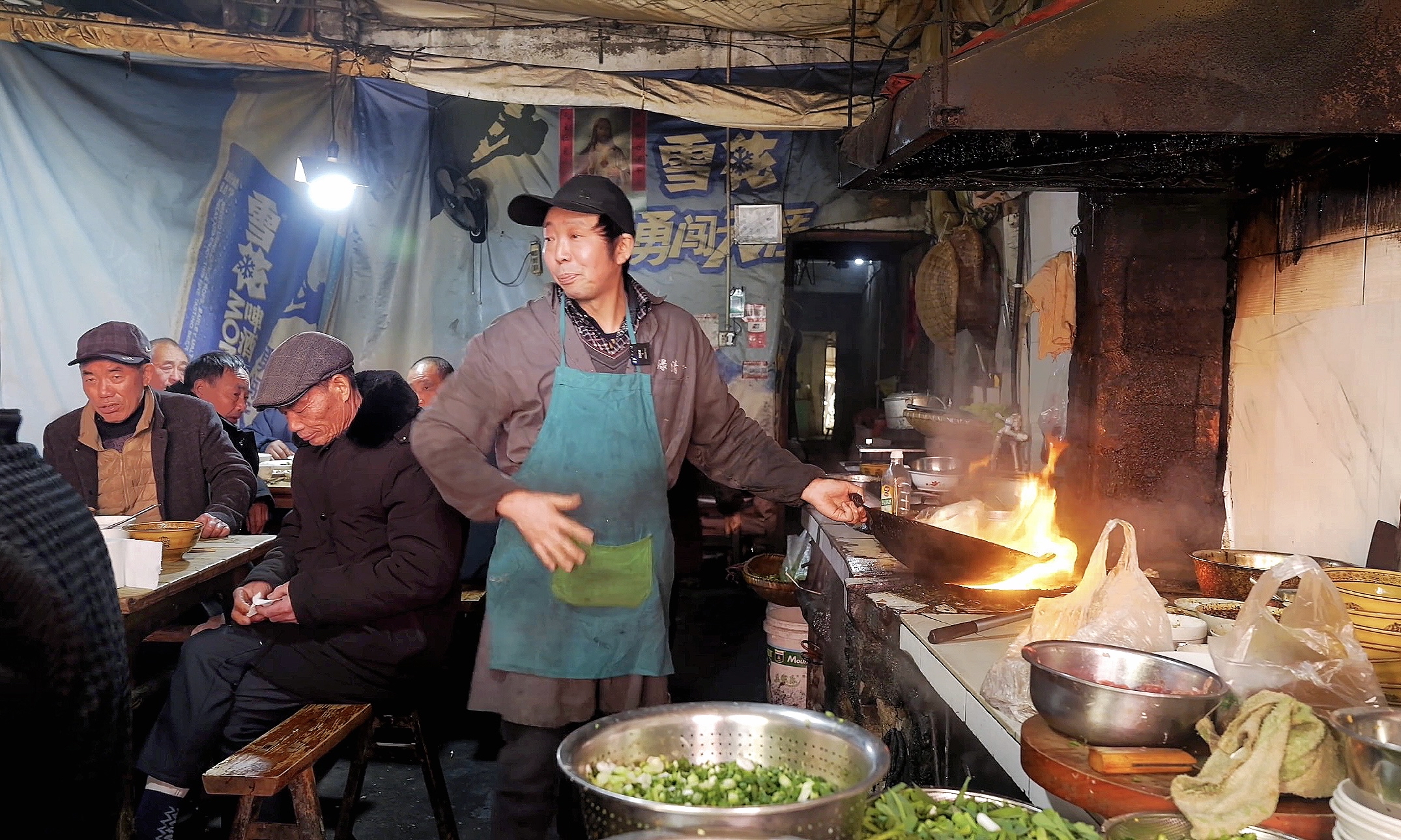 【成都"骨灰级"苍蝇馆子,荤菜只要15块……】