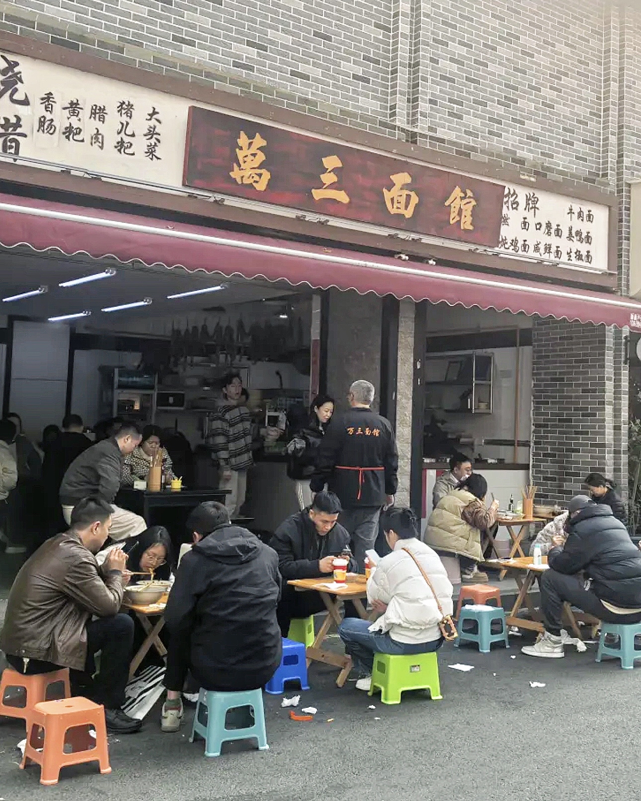 据说,这家面馆开业没多久便获此殊荣,于是我们专程前往一探究竟