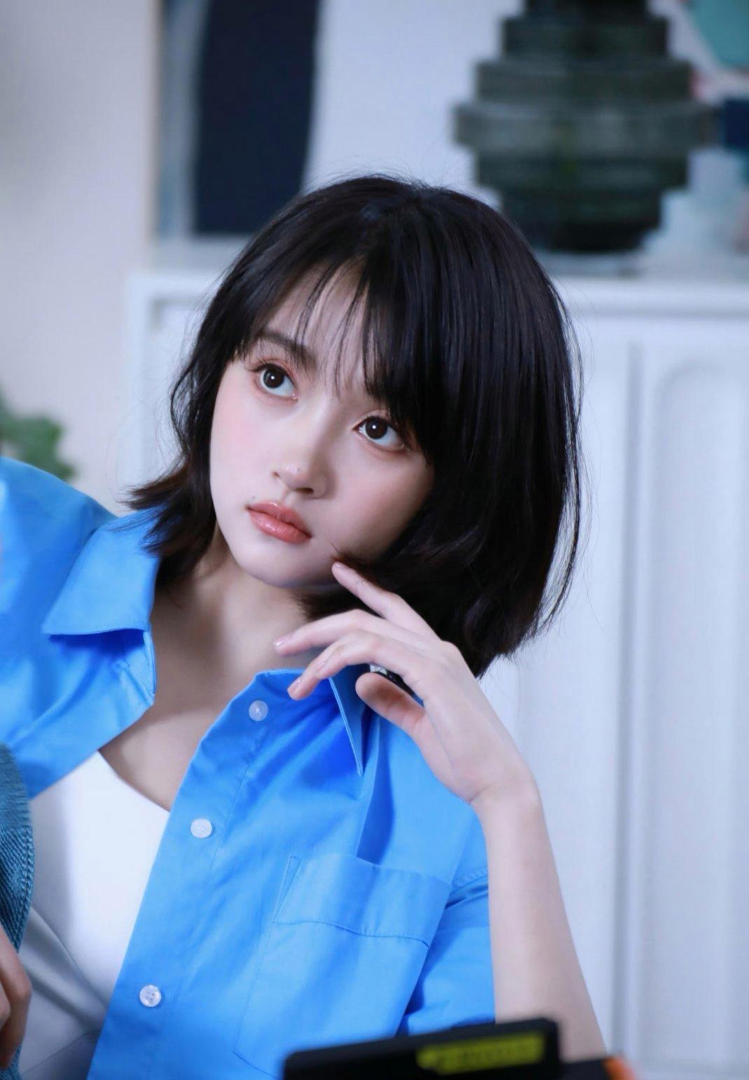 清爽短发,天蓝色衬衣和白t恤,青春少女的美好与活力全在里面了