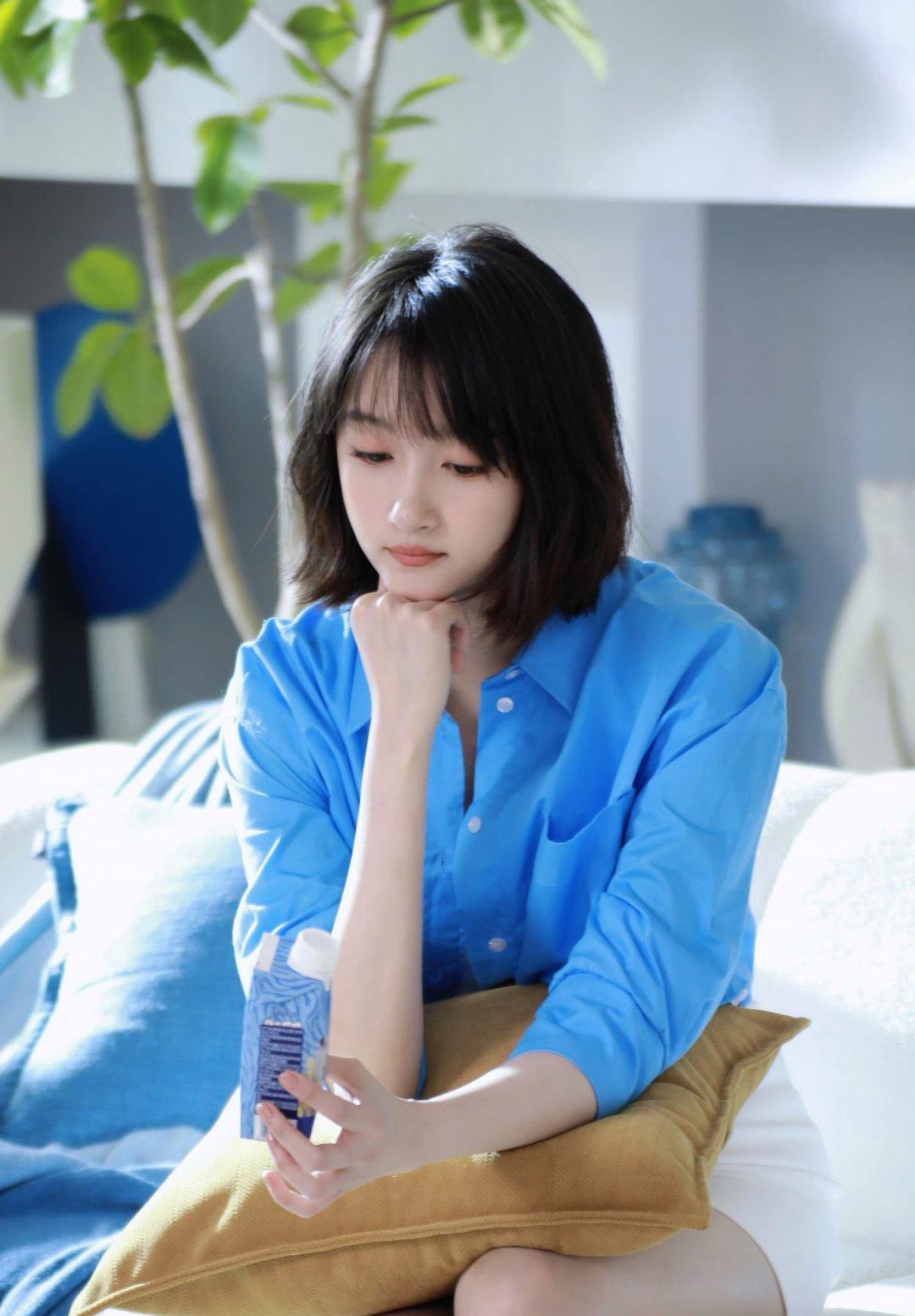 清爽短发天蓝色衬衣和白t恤青春少女的美好与活力全在里面了