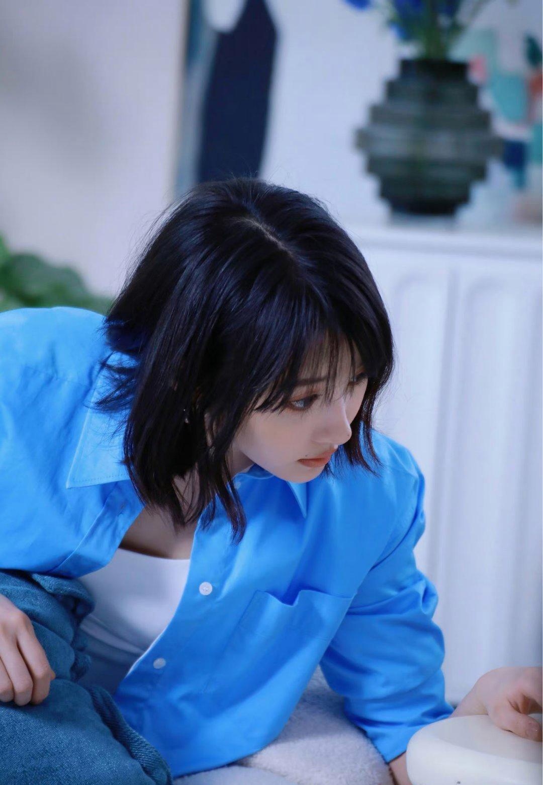 清爽短发天蓝色衬衣和白t恤青春少女的美好与活力全在里面了