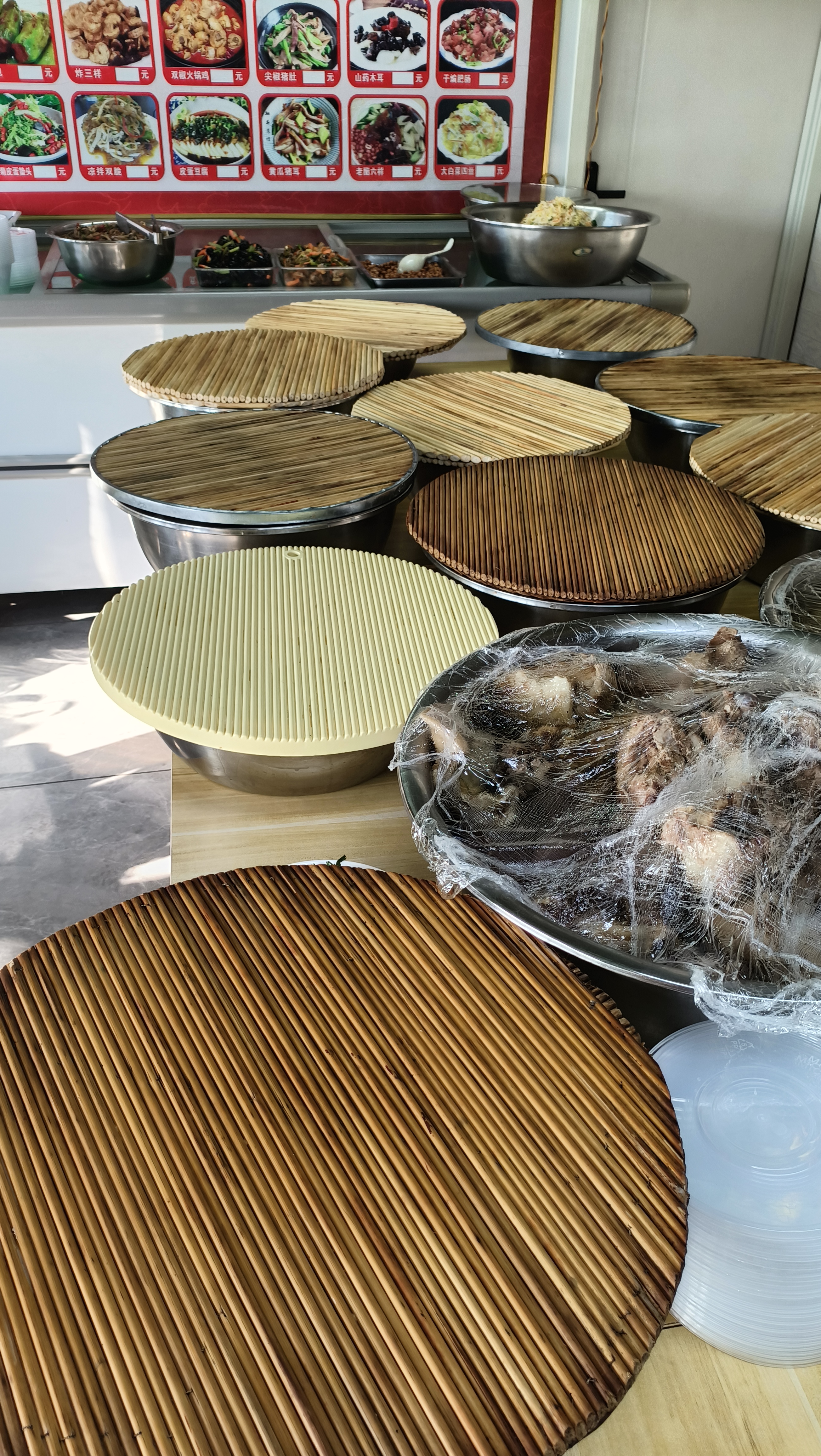 店面不大装修简约但却凭借着地道的美味迅速吸引了众多食客的目光