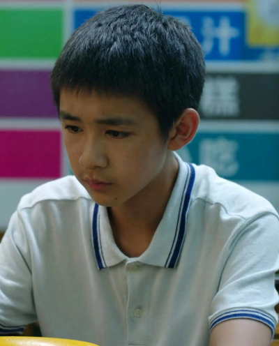 《隐秘的角落》朱朝阳扮演者荣梓杉被指解约原公司并索要数万元名牌