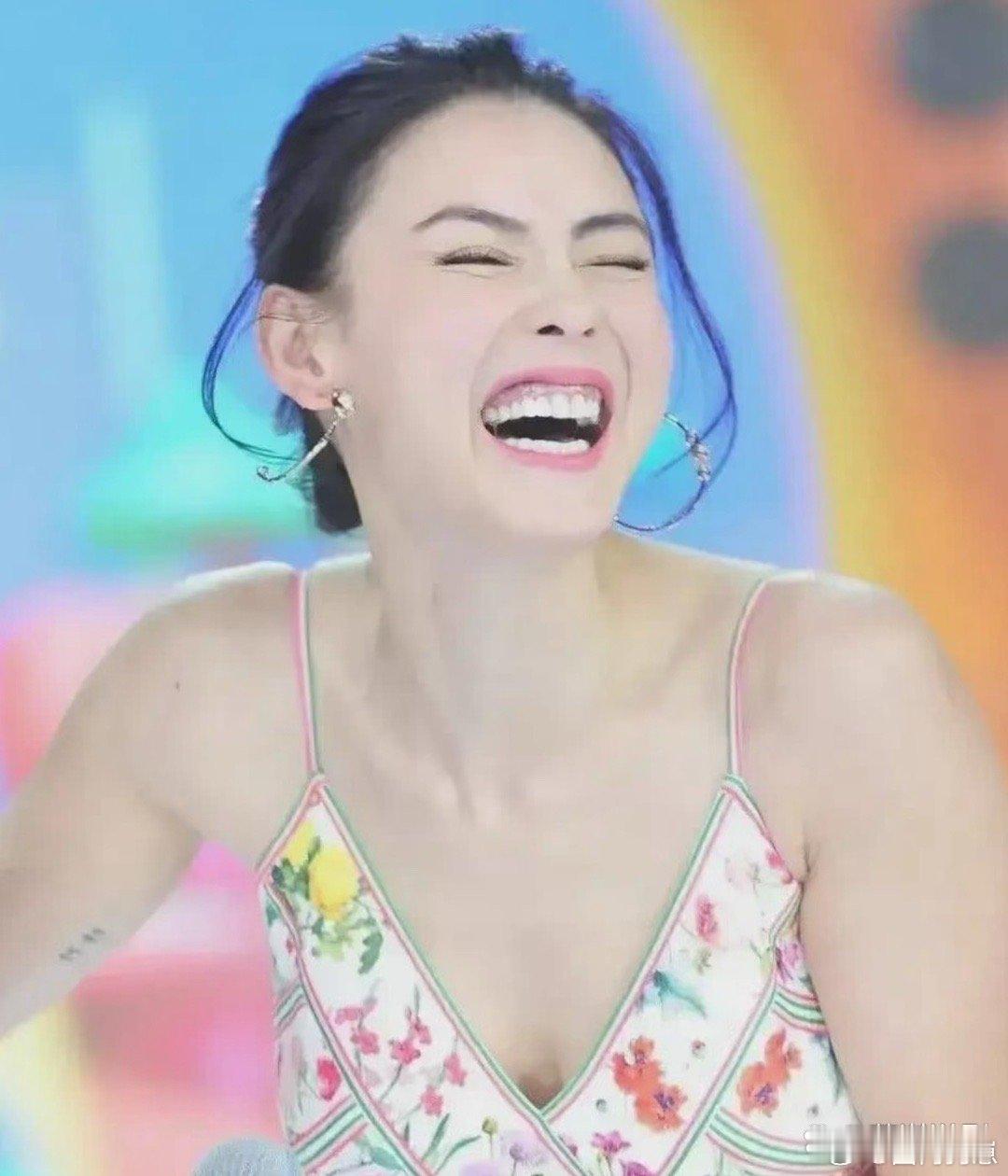 前段时间,张柏芝参加某综艺节目,可谓是精心打扮了一番,穿着吊带