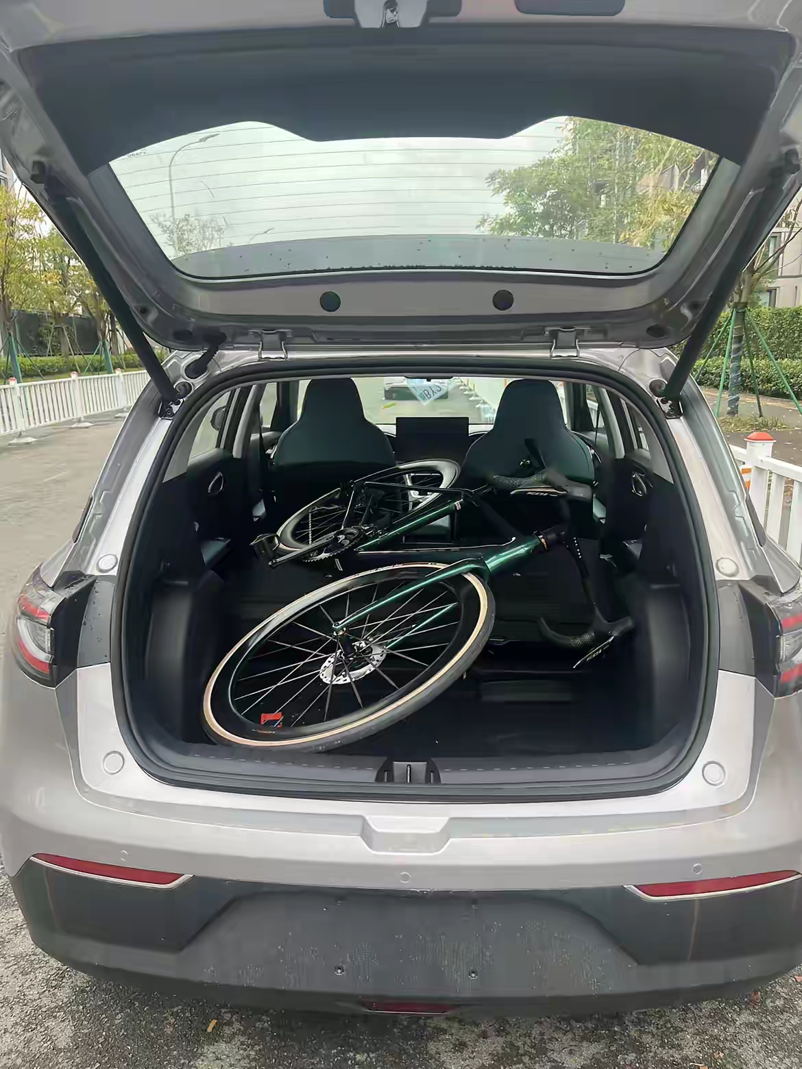 后备箱空间挺大的可以轻松的放进去一辆自行车