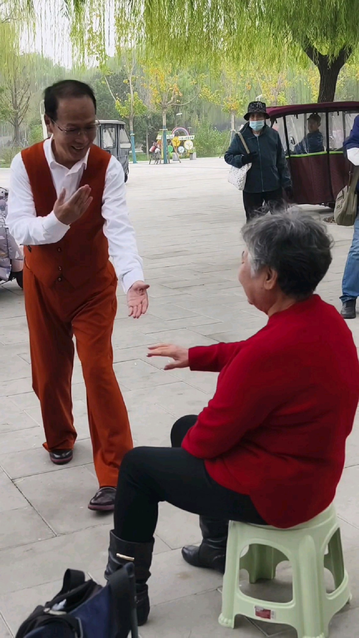 大叔邀请网红郑大姐跳舞,看把郑大姐高兴滴