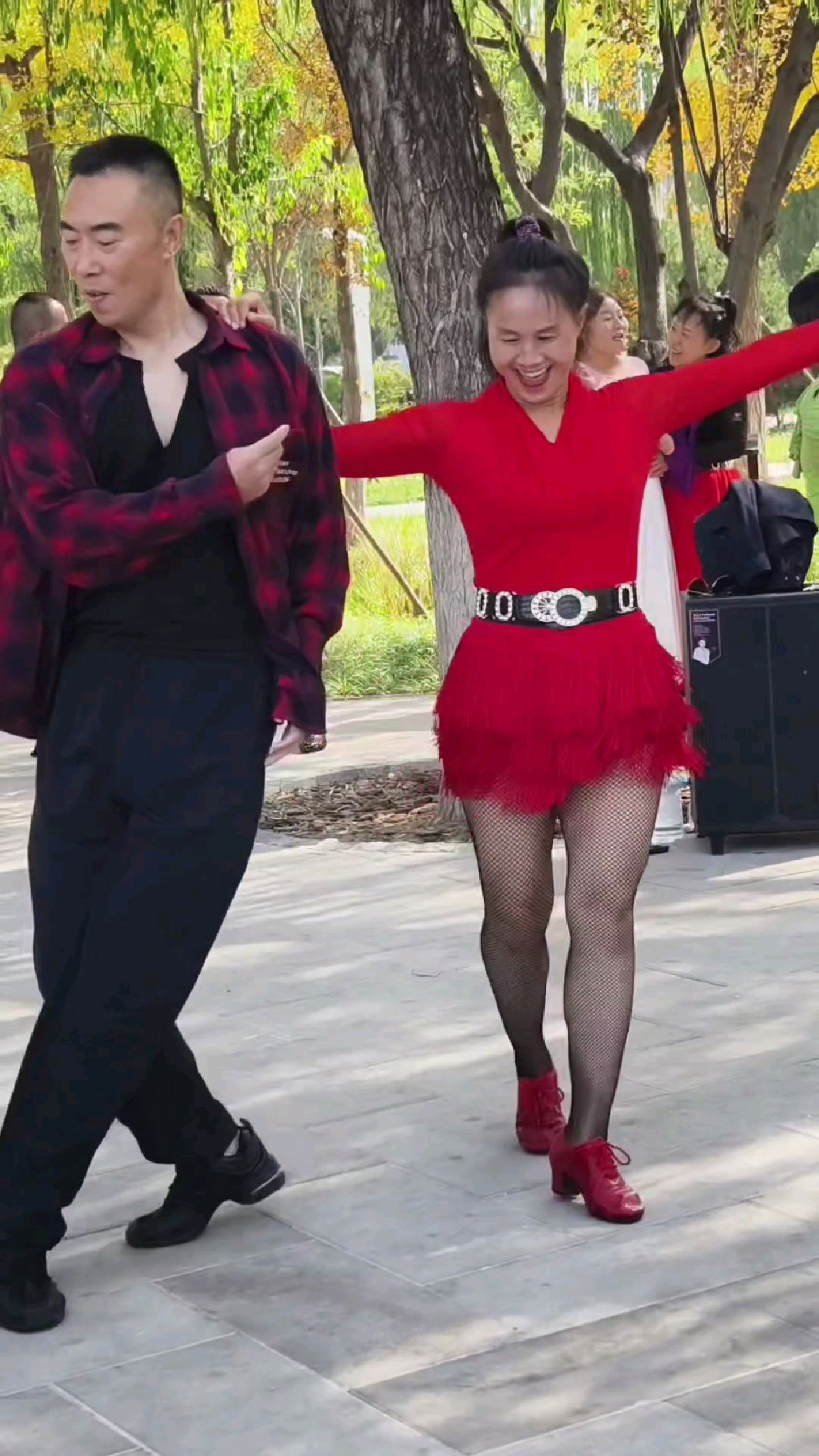 抖音俊男美女跳舞=抖音一个男的跳舞很妖娆叫大什么