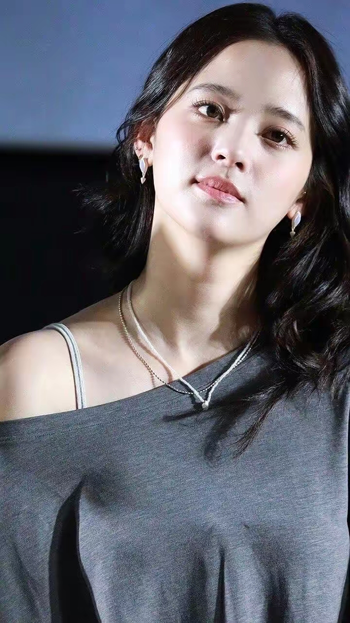 欧阳娜娜的一组美图,00后小花天生丽质,镜头怼脸拍,自信满满