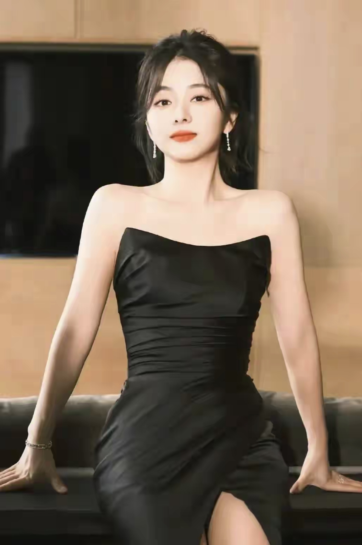 谭松韵的一组写真美照,一身黑色抹胸开叉长裙,既性感又甜美