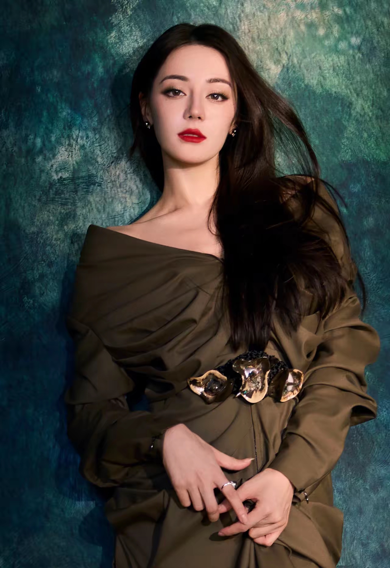 女神迪丽热巴的一组写真美照,一身挂臂连体长裤,肤白貌美,唇红齿白