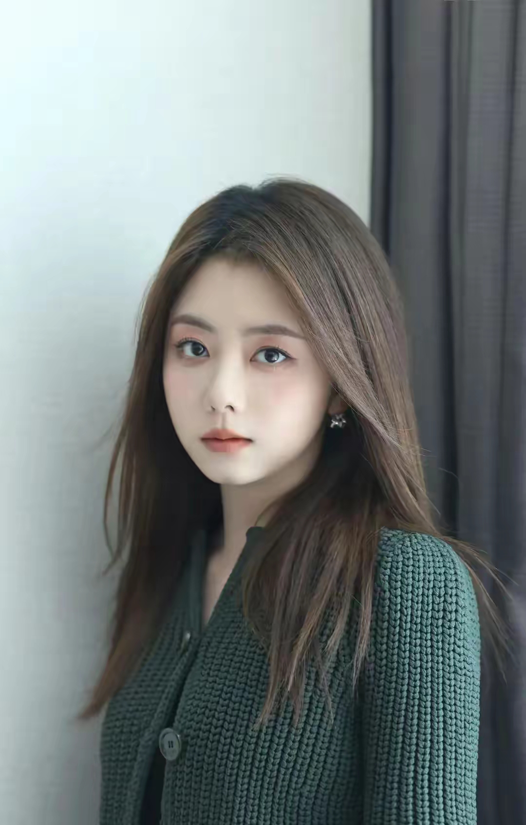 谭松韵的一组绝美写真照,一头黑长直,毛线衣加毛线裙,这小短腿挺可爱