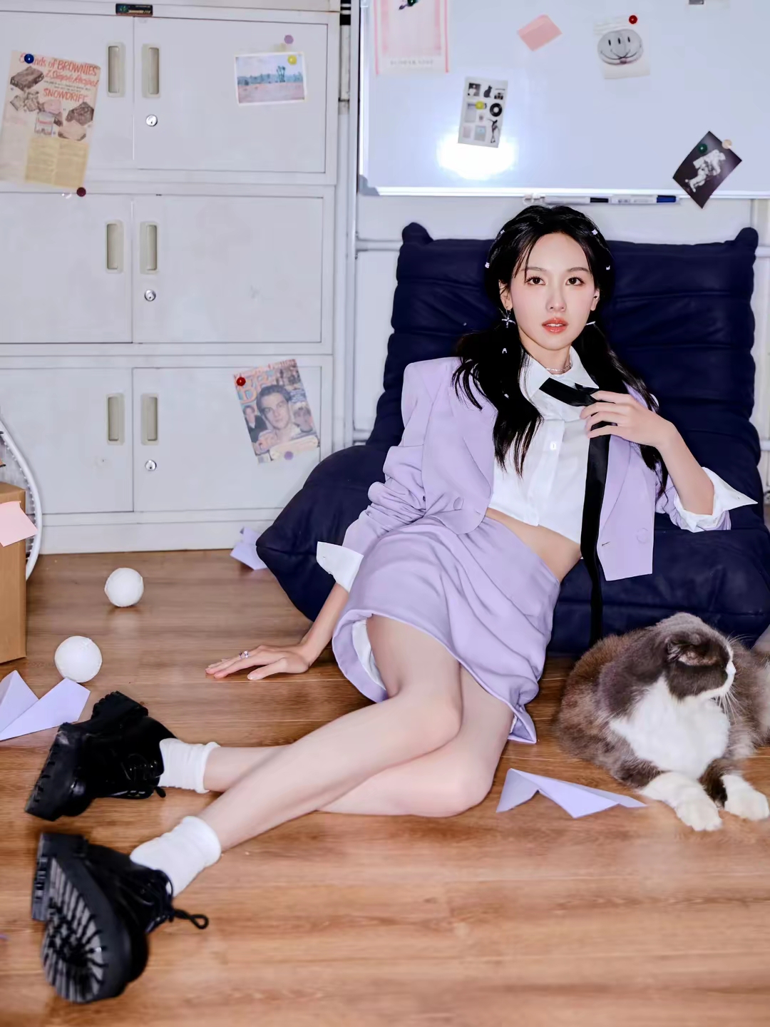 陈都灵的一组写真美照一身紫色短裙套装双马尾像一个小女生