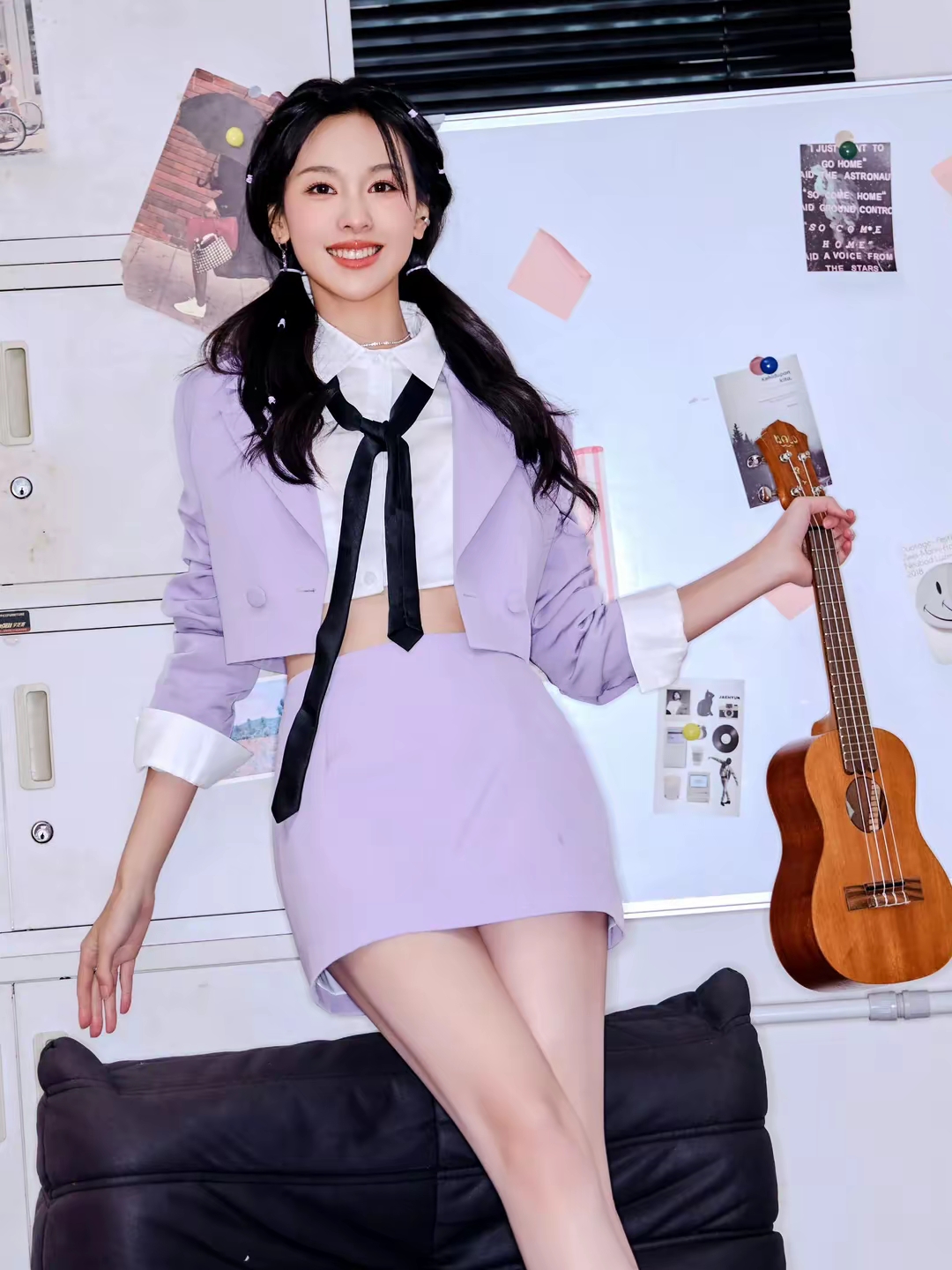 陈都灵的一组写真美照一身紫色短裙套装双马尾像一个小女生