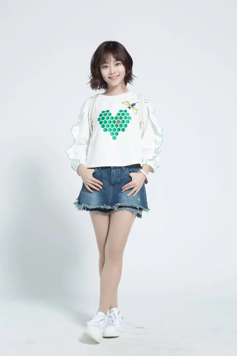 谭松韵的一组牛仔短裙写真,身高不占优势,但一张娃娃脸真的好看呐