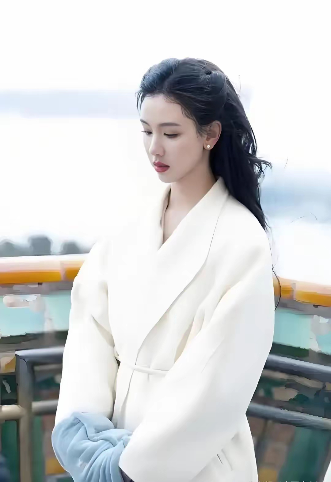 陈都灵的一组美照肤白貌美一颦一笑都充满了古典的韵味