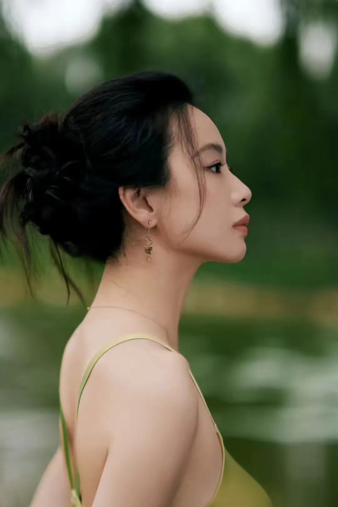 演员李梦的一组写真美图,一袭绿色吊带连衣裙,好身材藏不住