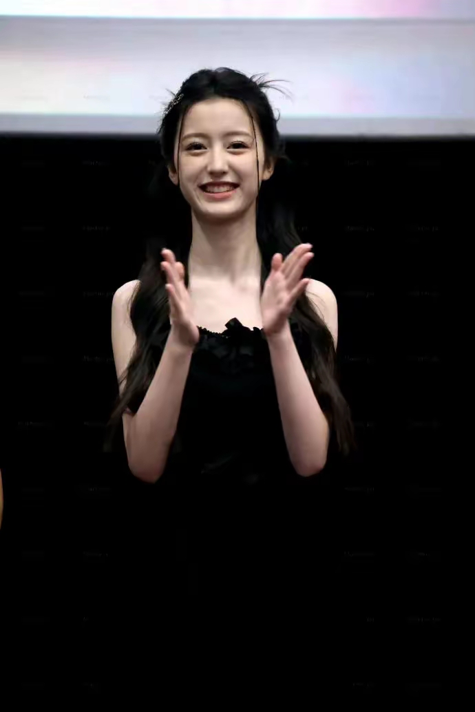 裴佳欣的一组美照,童星出道,温婉俏皮,小小年纪就可驾驭多种风格