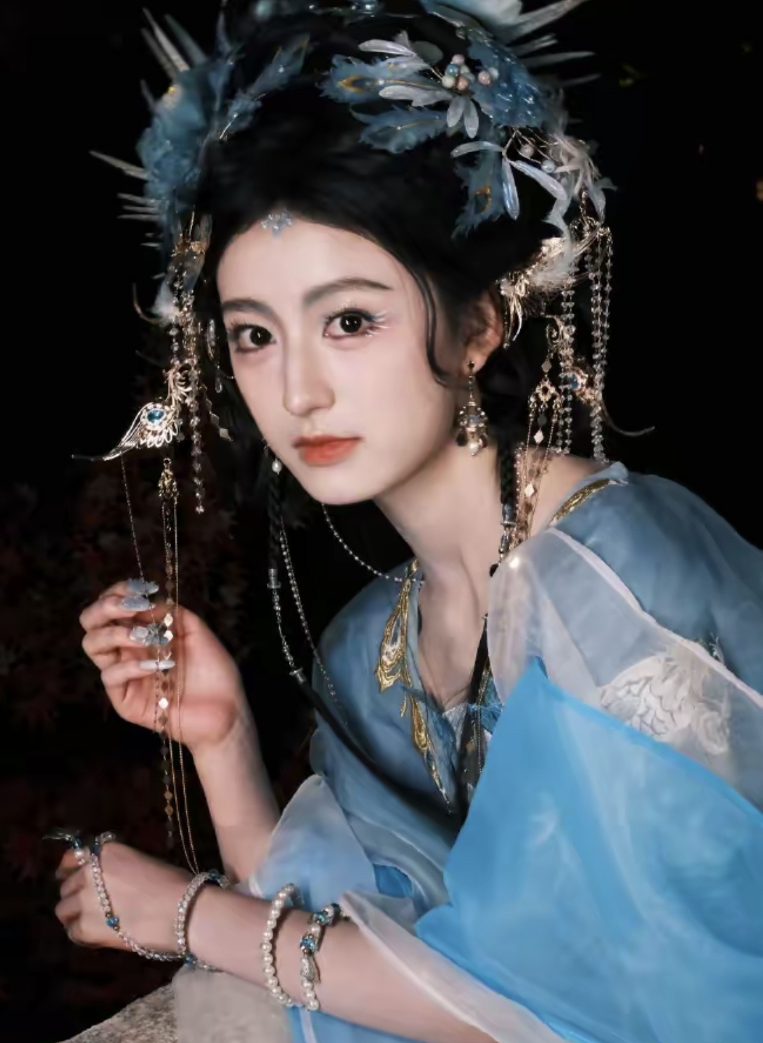 15岁古装穿搭的裴佳欣,小小年纪,穿出了大人的效果,她未来可期