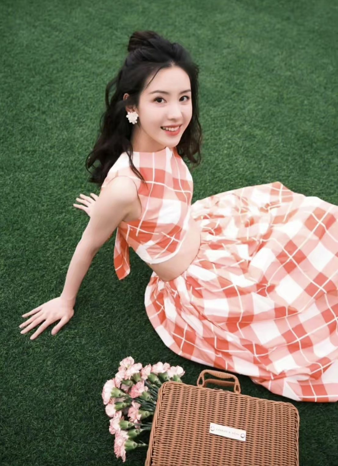 陈都灵的一组写真美照一身无袖半身格子长裙笑容甜美身材很棒