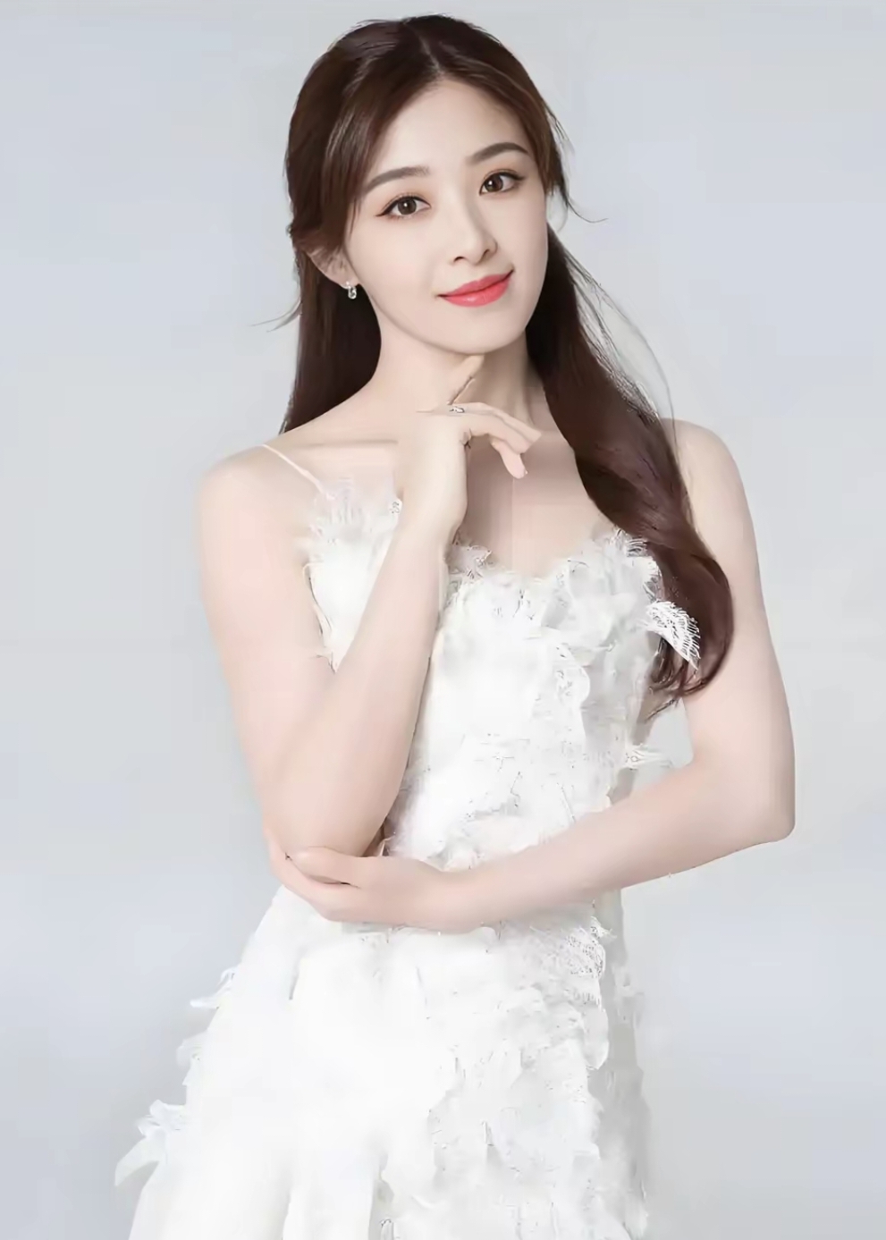 张含韵有着一张可爱的娃娃脸,圆润饱满,天生带着甜美可人的气质