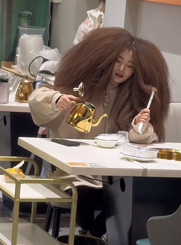 今天去餐厅吃饭,发现一个美女头发整成这样,像个金毛狮王