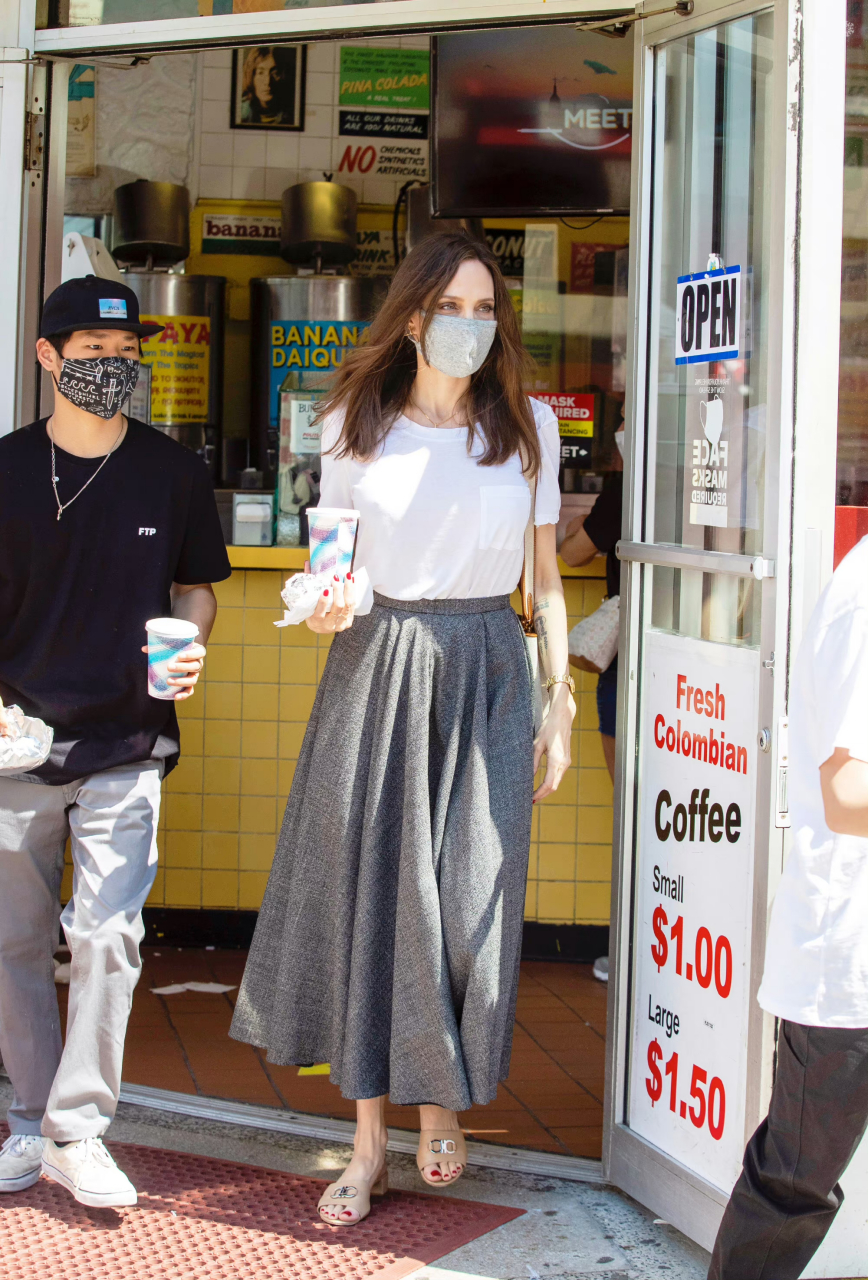 安吉丽娜·朱莉angelina jolie日常街拍穿搭,拖鞋出镜率超高