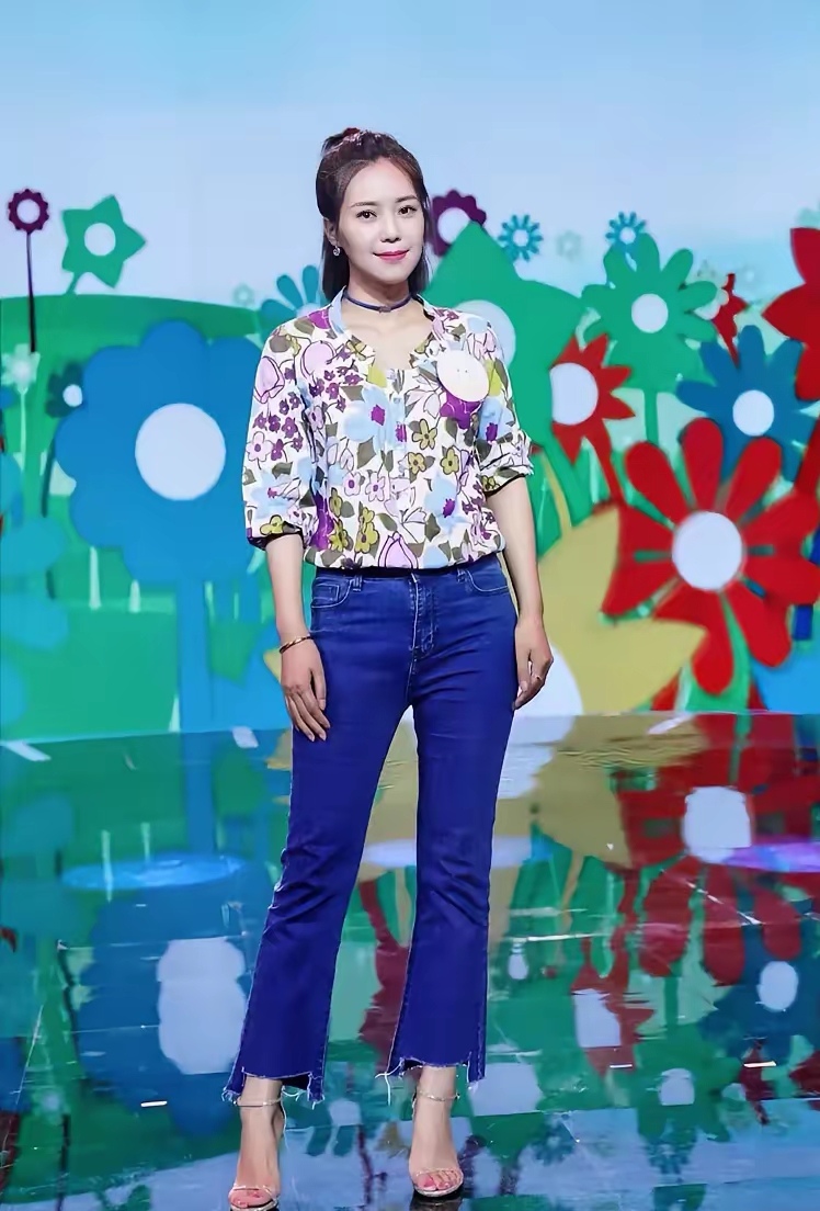 云朵 身高164厘米,原名谢春芳,经作曲家秦望东推荐,师从著名歌手刀郎