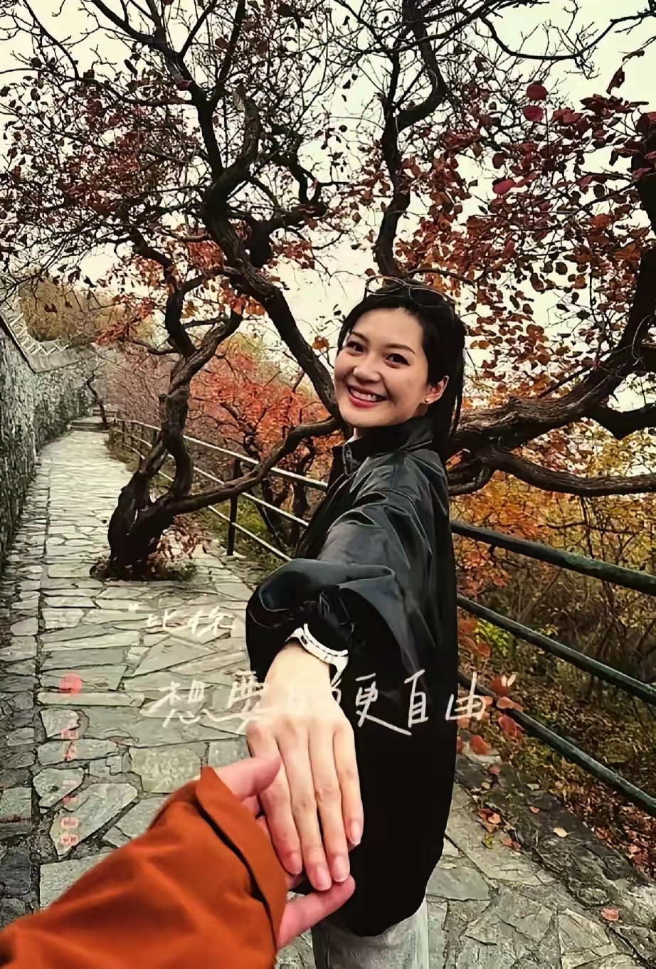 明媚的笑靥,展示着爱情的美好和浪漫 有她的笑,秋叶排除了春花的灿烂