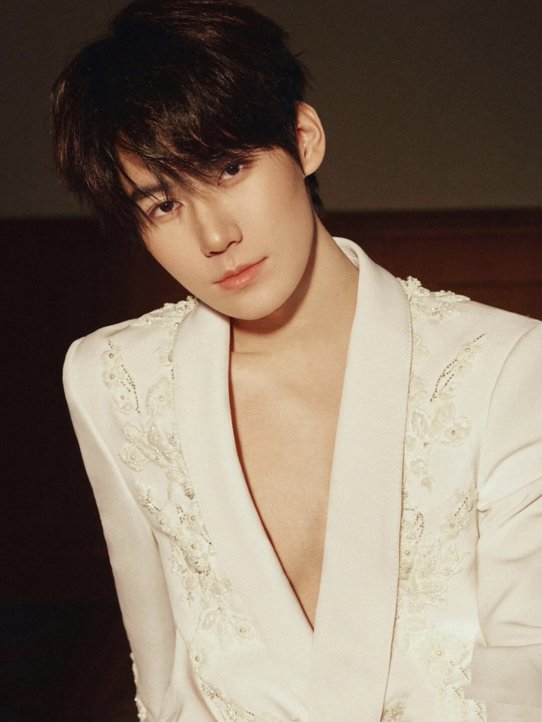 张真源的深v造型实在让人感叹,他的气质与大胆的风格完美结合,这种