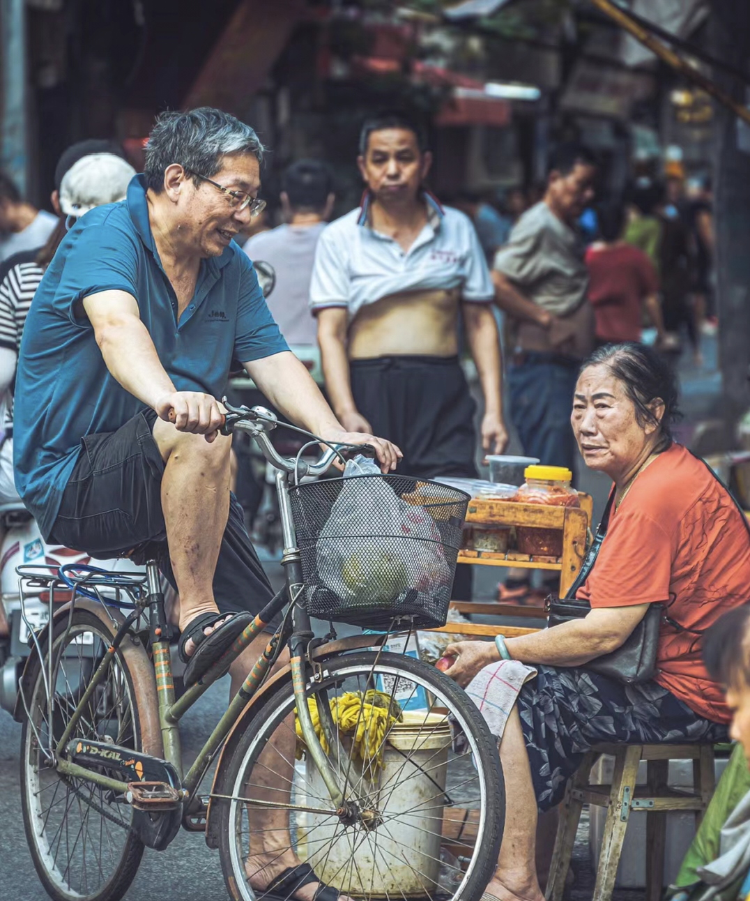 聚拢时,那是满满的烟火气息,热闹而温暖;摊开后,呈现出最真实的人间