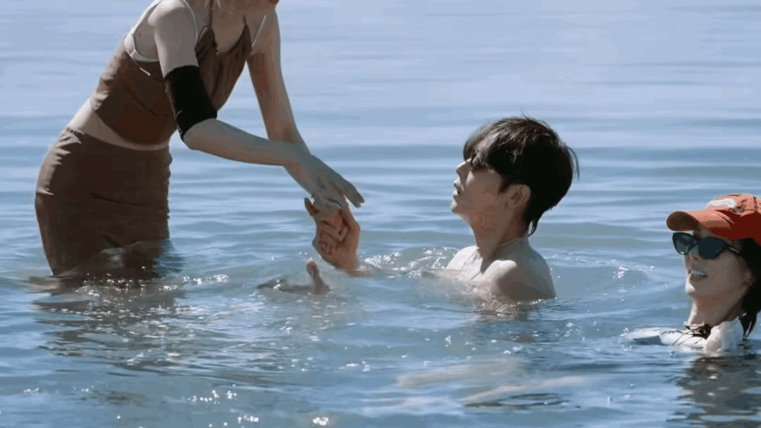 起的那几个女的,侯明昊的家庭背景也可以了解一泳池女骑男男抱女泳池