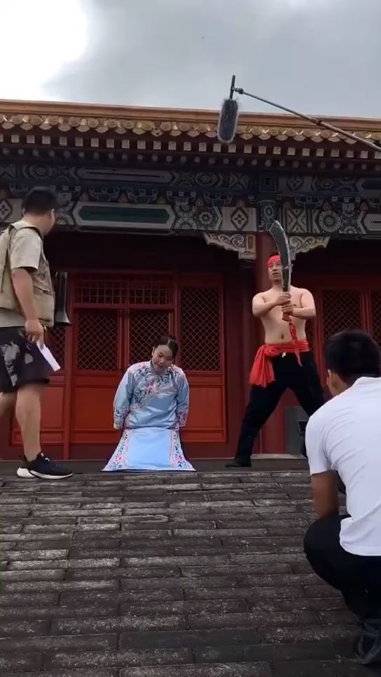 拍戏现场刽子手行刑