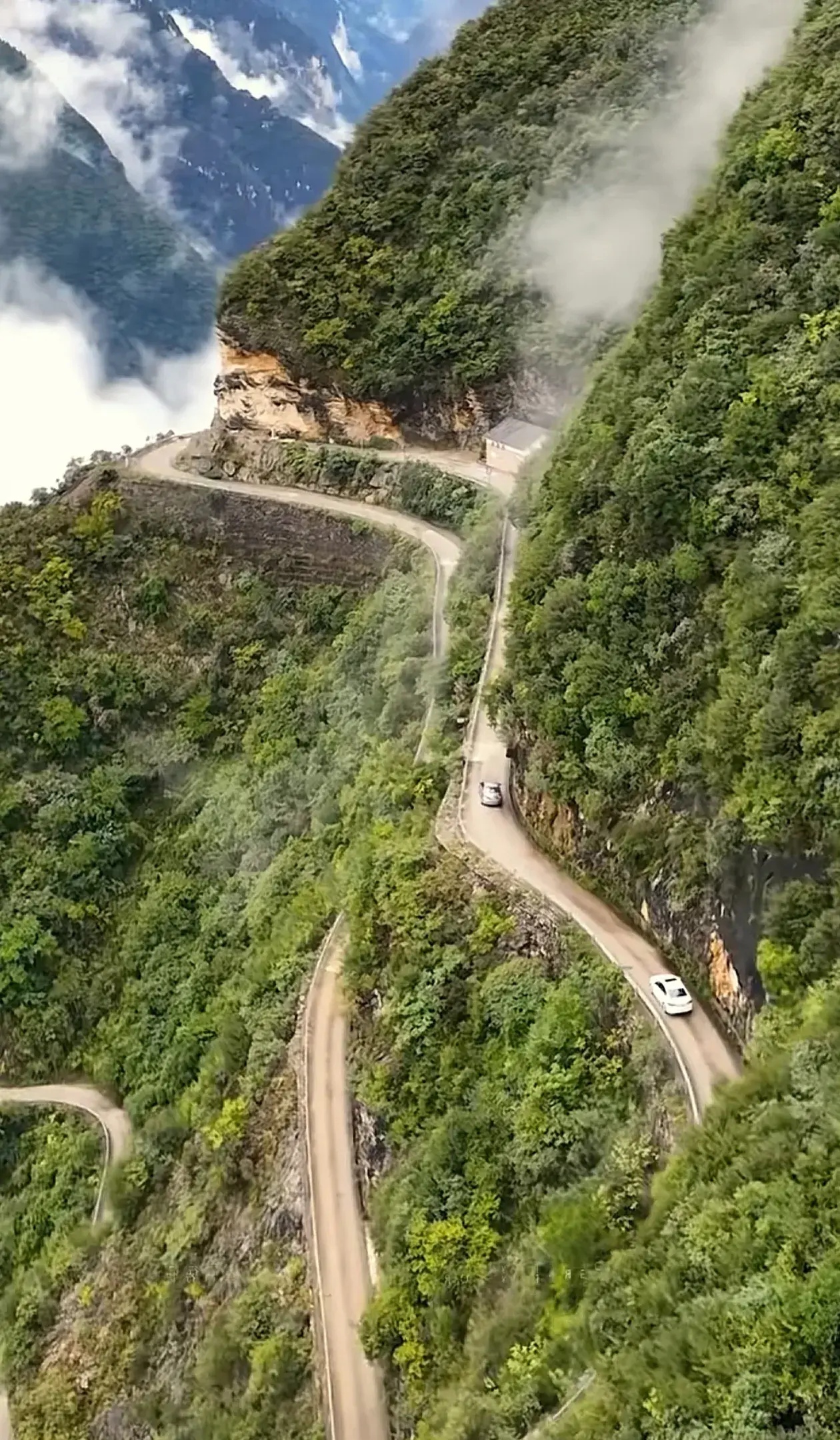 重庆兰英大峡谷,幽深壮美,碧水潺潺映奇峰