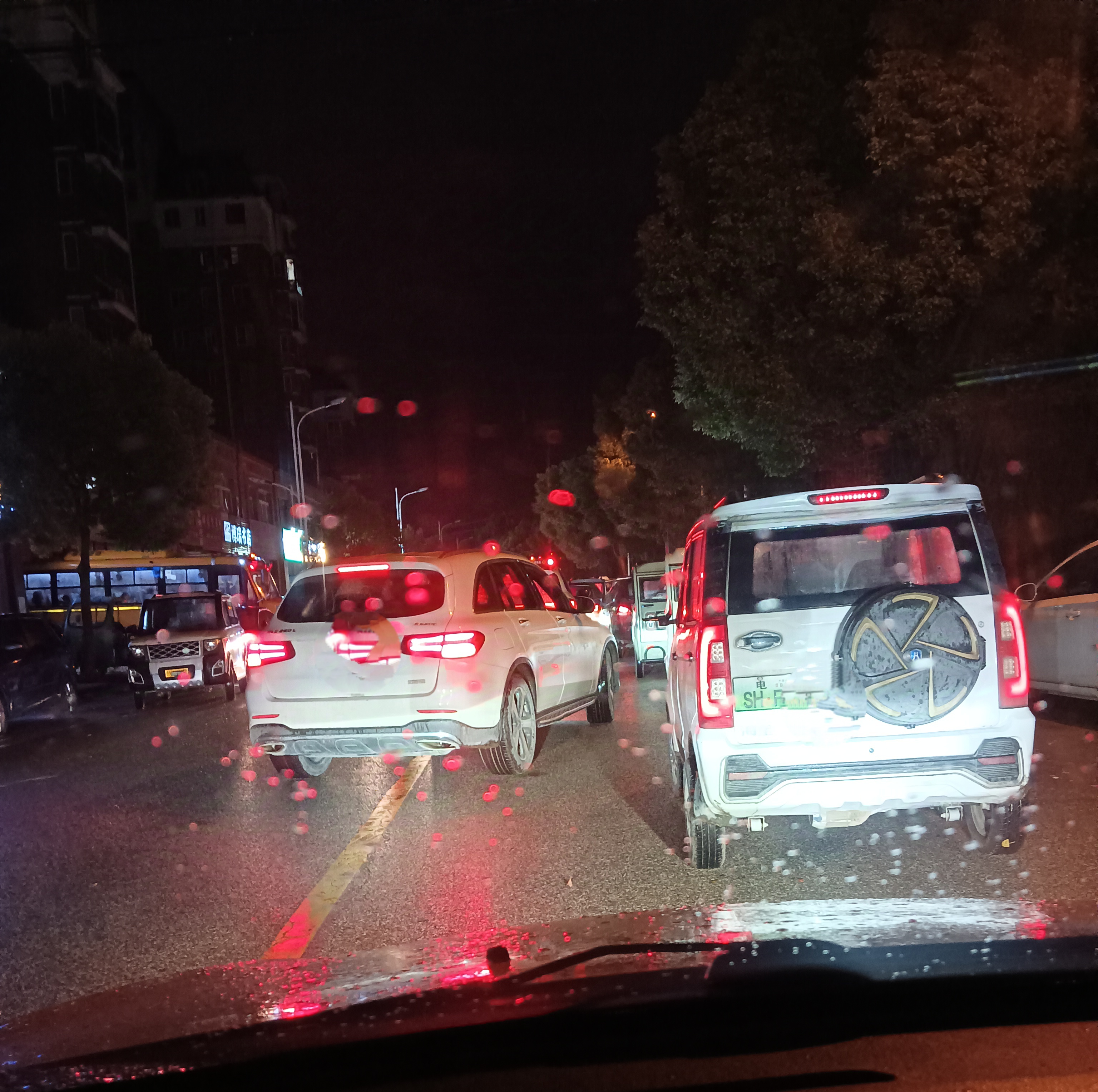 小学门口晚上放学的时候经常堵车,发几个图,您应该看得出堵车的原因