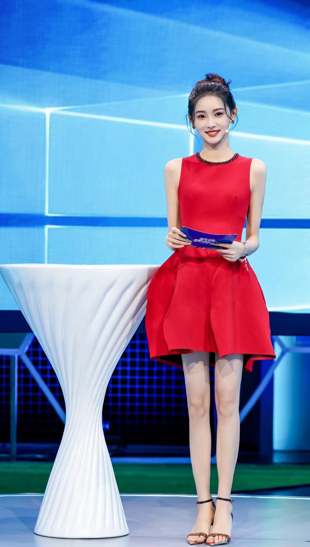 金佳悦,咪咕最美主持人,一袭粉红无袖连衣裙,青春靓丽,优雅迷人