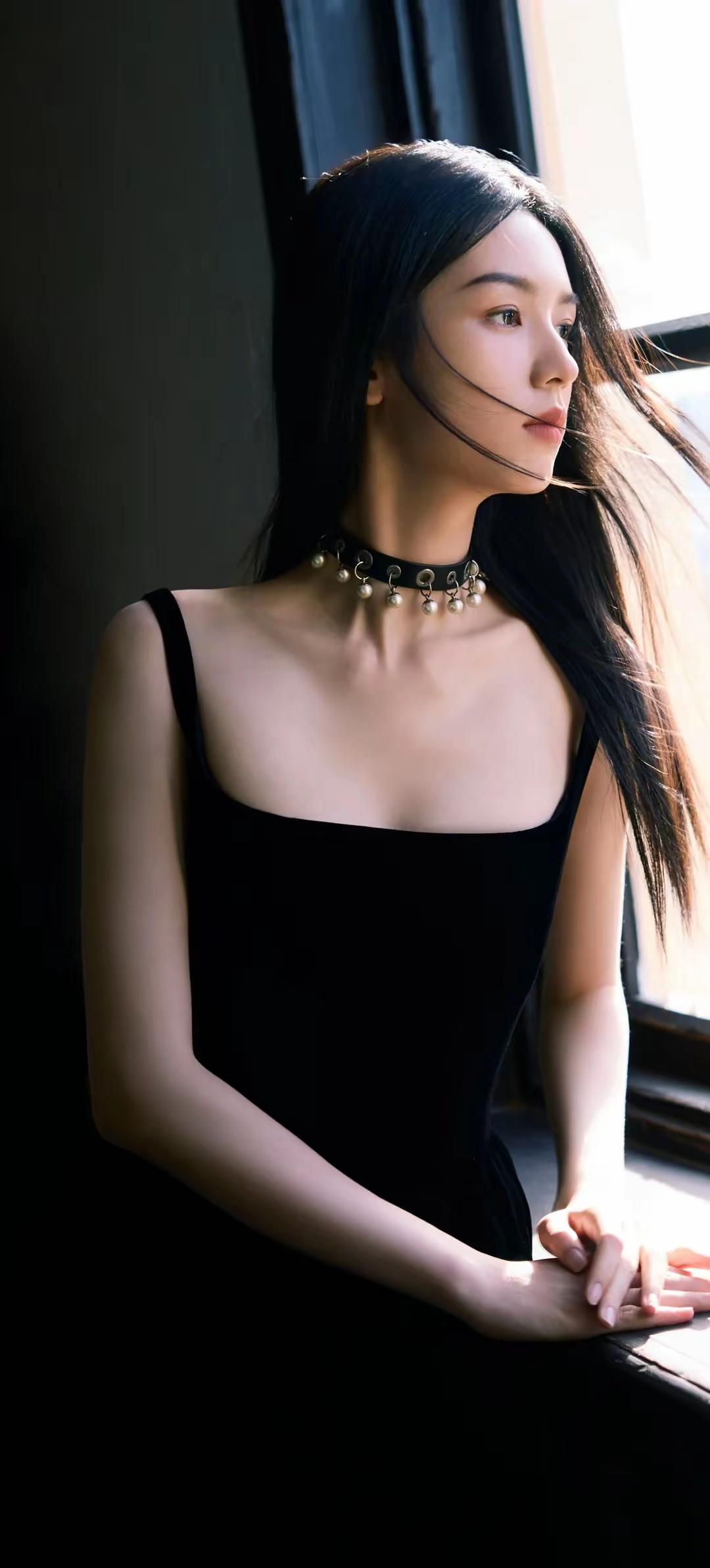 周也,一袭黑色吊带抹胸裙,身形苗条,气质清冷,让人耳目一新.#周也