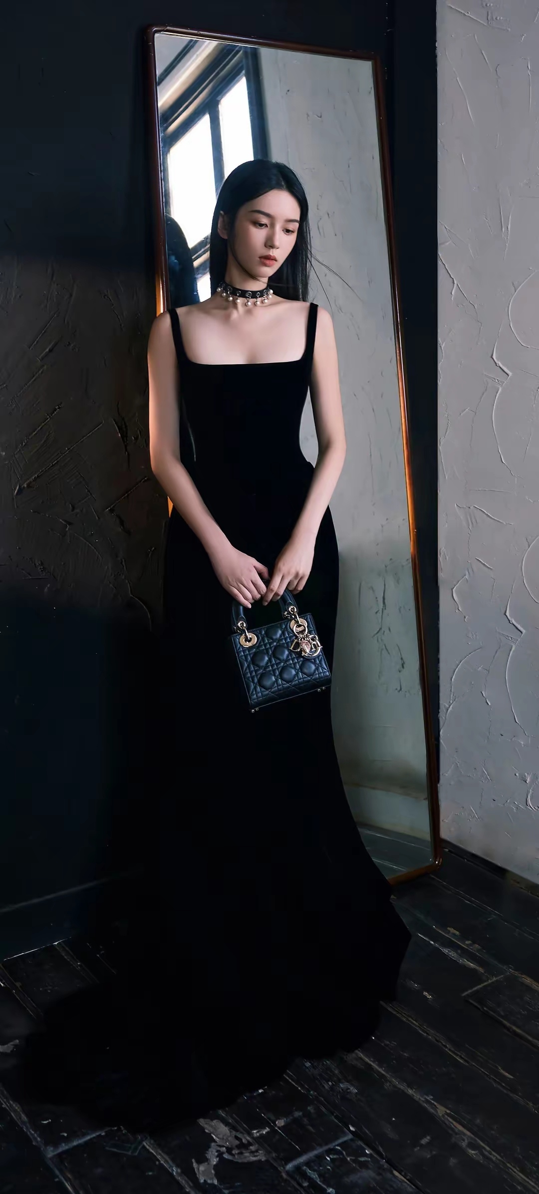 周也,一袭黑色吊带抹胸裙,身形苗条,气质清冷,让人耳目一新.#周也