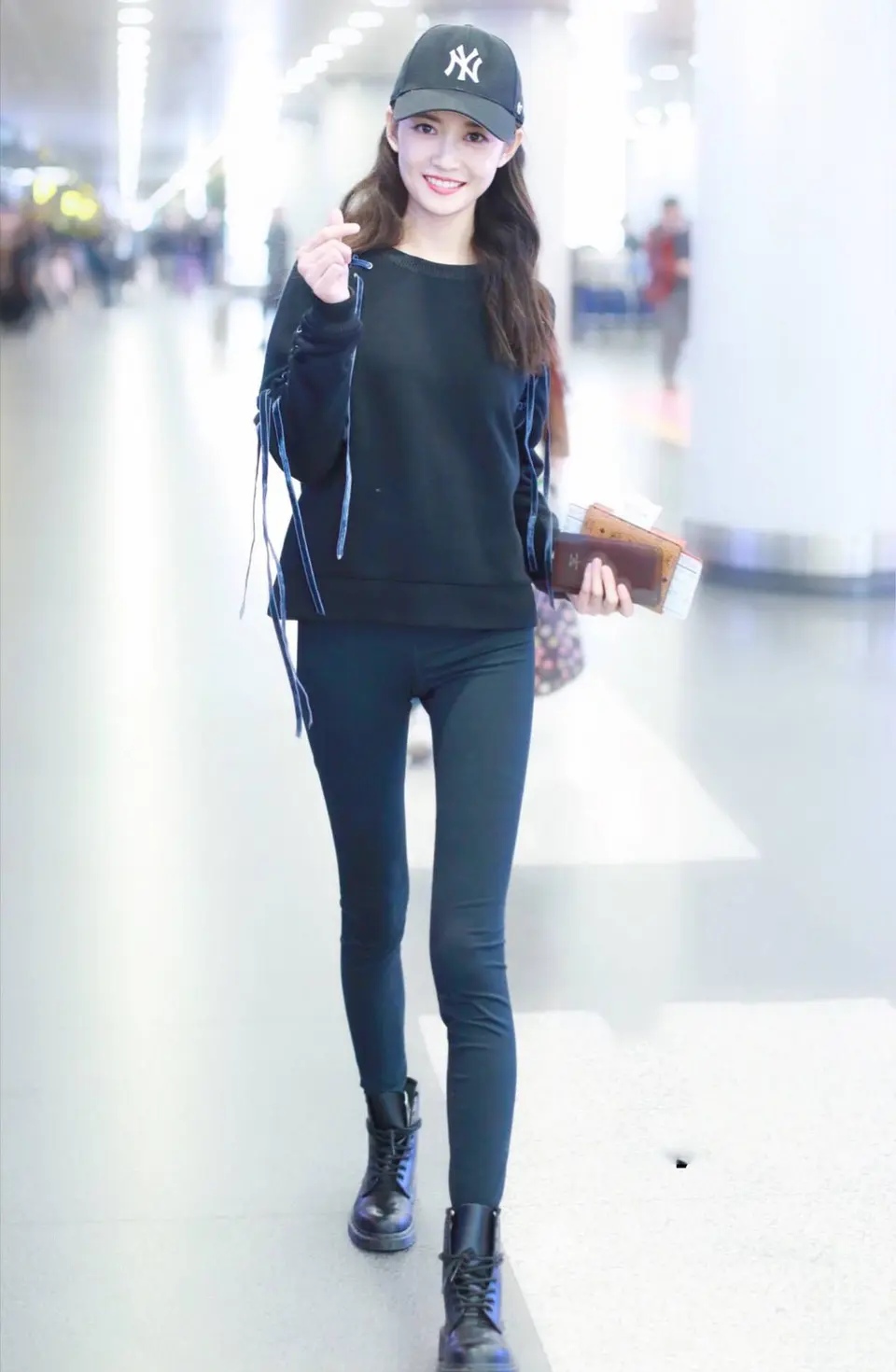 陈钰琪,身穿黑色紧身裤,机场走拍,身形完美,长腿好迷人