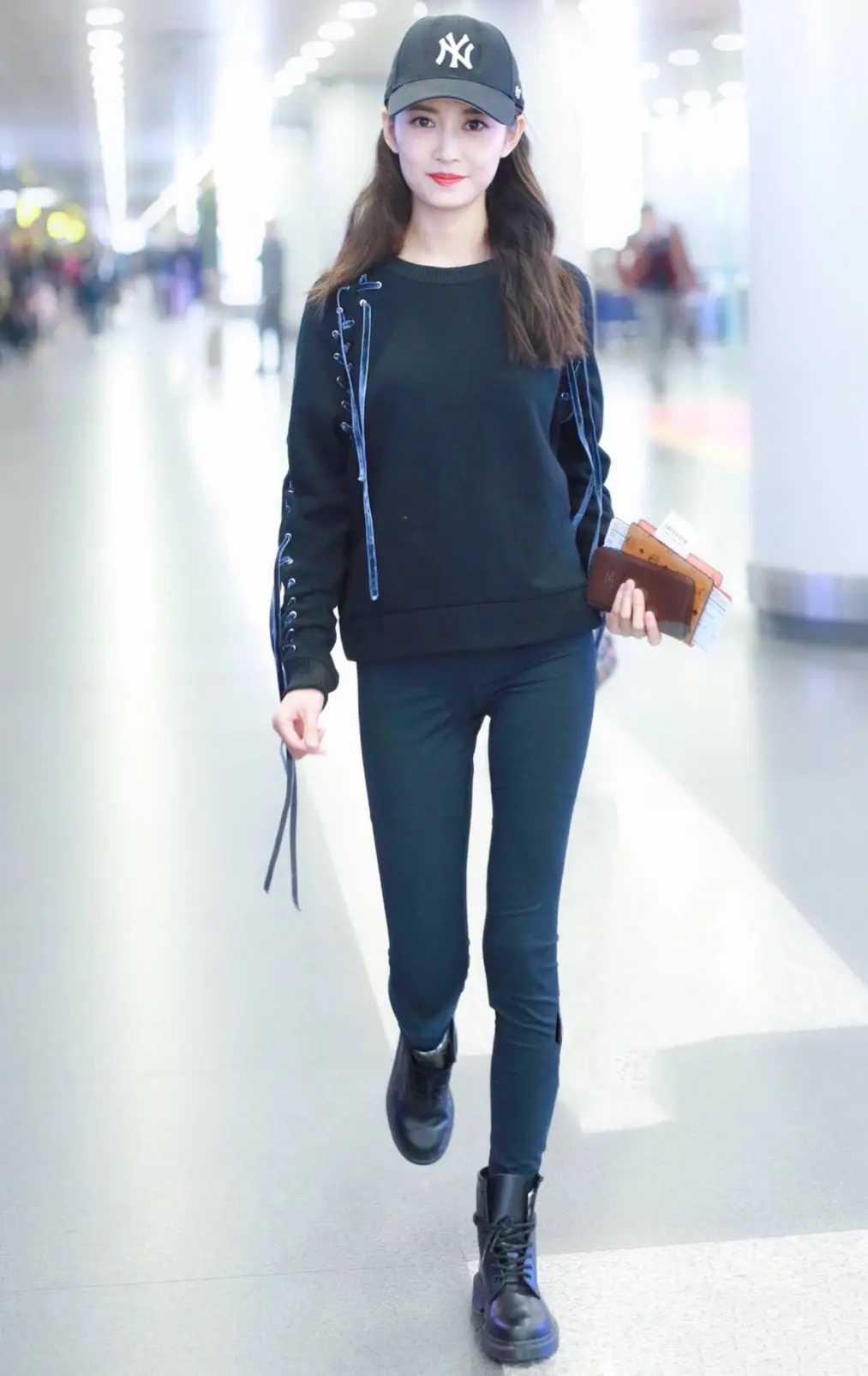 陈钰琪,身穿黑色紧身裤,机场走拍,身形完美,长腿好迷人