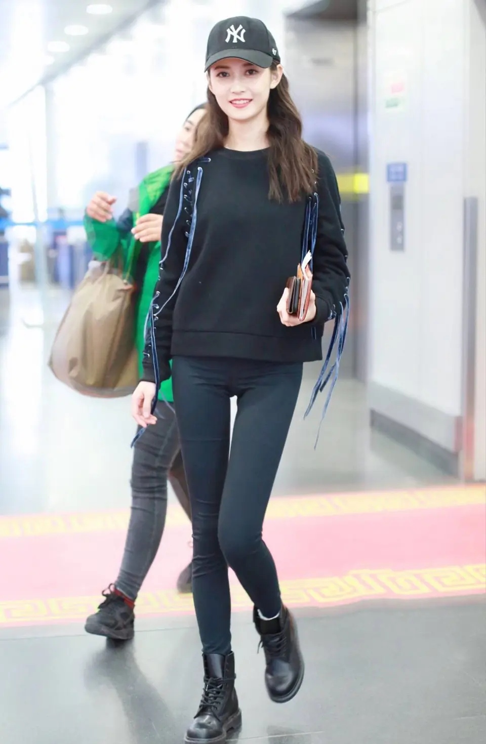 陈钰琪,身穿黑色紧身裤,机场走拍,身形完美,长腿好迷人