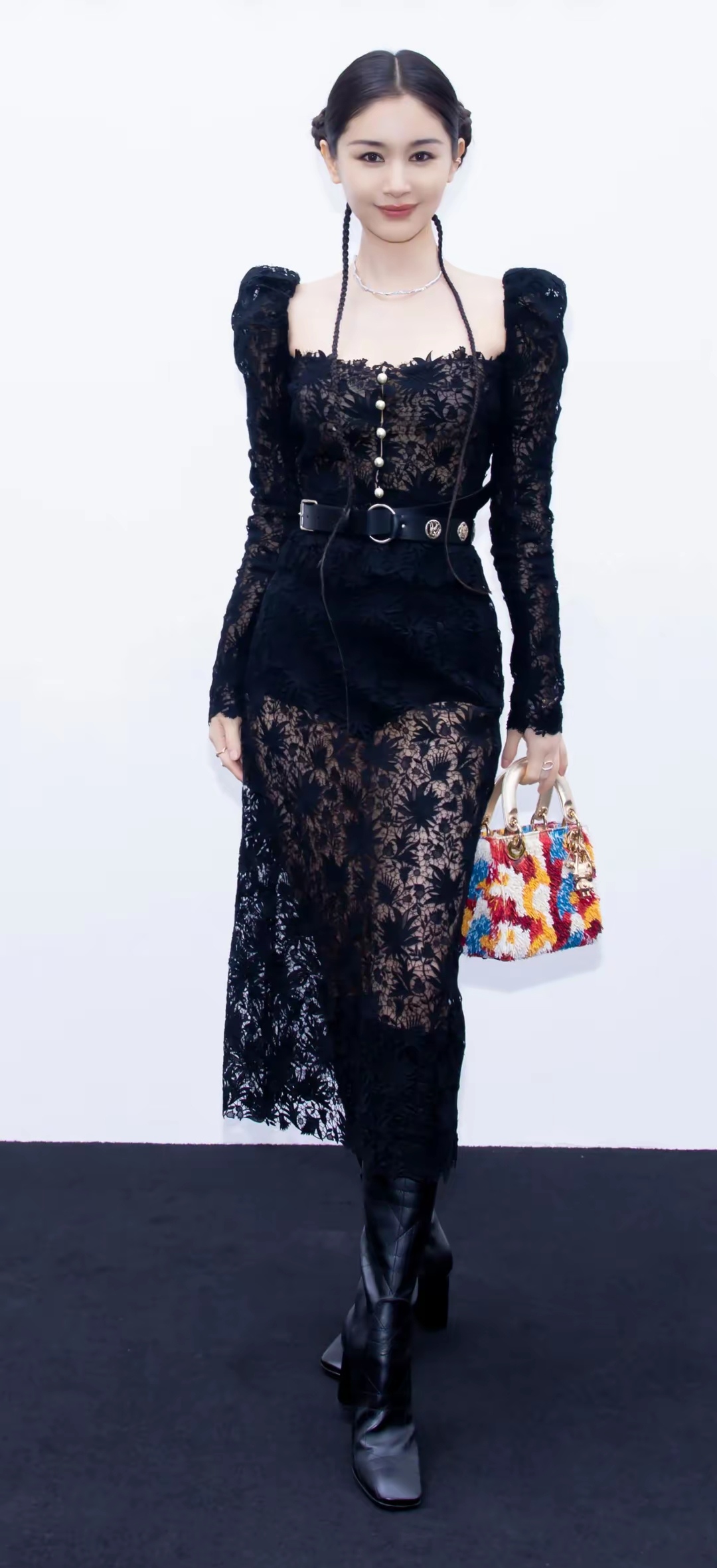 王子文,一袭黑色蕾丝透视装,性感又美艳,娇小玲珑的身材,让人好有保护