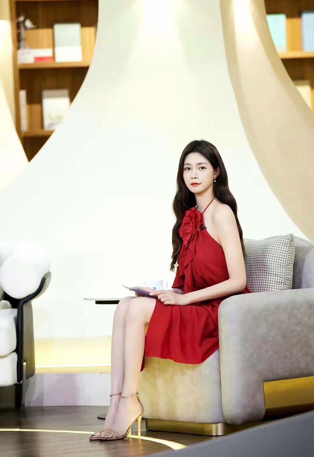 沈梦辰,湖南卫视美女主持人,一袭红色挂脖裙,端庄秀气,皮肤白到发亮