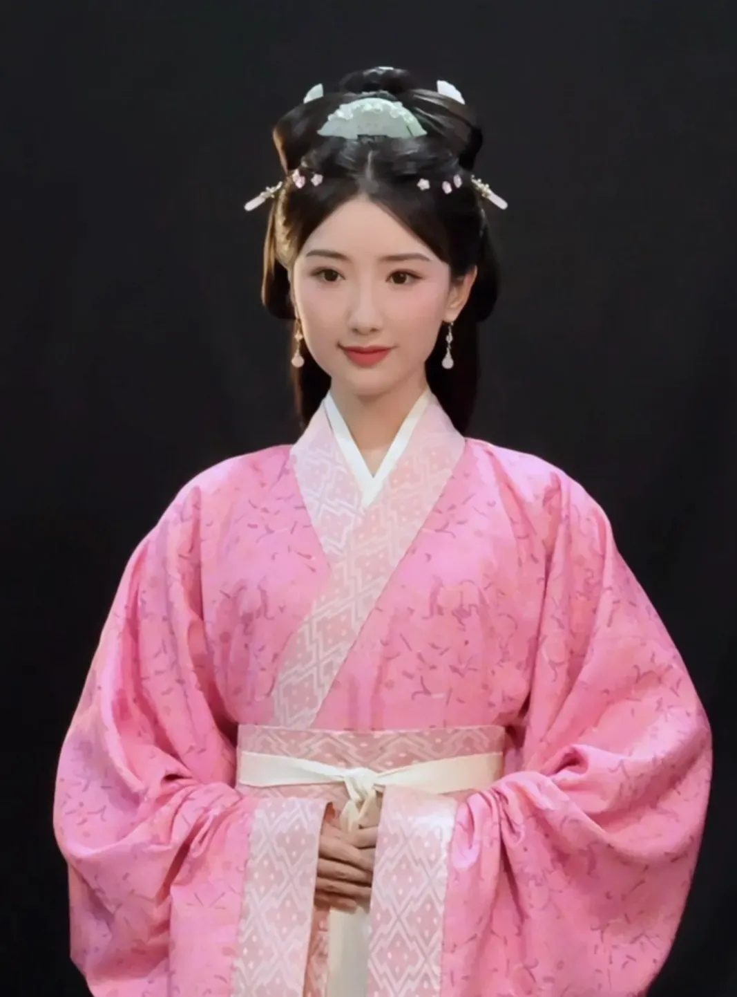 毛晓彤,粉色古装,传说的嫦娥仙子长得就是这样子吧,太美啦!#毛晓彤